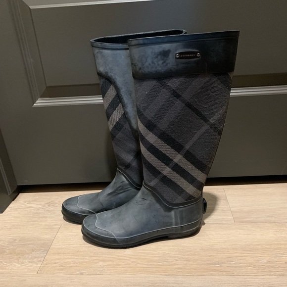Burberry rain boots - Picture 2 of 5